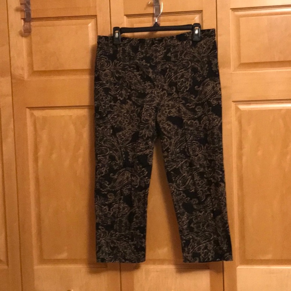 Chaps women’s capris black with tan floral and paisley pattern size 8